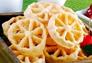 resep kembang goyang Resep Kembang Goyang Khas Betawi (Kue Legendaris !) | HamilPlus.Com  resep kembang goyang enak