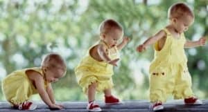 melatih bayi belajar berjalan, cara melatih bayi belajar berjalan, cara melatih bayi belajar berjalan usia 1 tahun