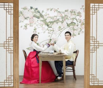 prewedding ala korea memaksimalkan wallpaper dinding dan properti sekitar | HamilPlus.Com 2023