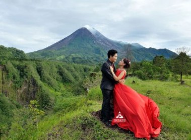 prewedding di gunung gaun merah mencolok dengan background gunung | HamilPlus.Com 2023
