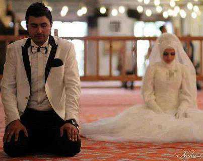 prewedding di masjid shalat berjamaah | HamilPlus.Com 2023