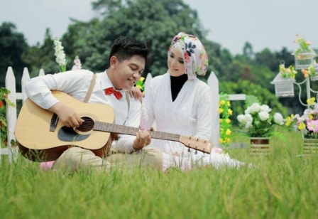 prewedding vintage hijab muslim tema musik gitar | HamilPlus.Com 2023
