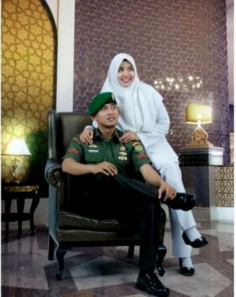 prewedding TNI tentara AD dengan perawat suster bidan Prewedding TNI AL AD AU yang Unik, Bagus dan Elegan | HamilPlus.Com ide foto prewedding ala TNI tentara TNI AD indoor kasual
