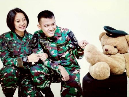 prewedding TNI tentara AD menngunakan boneka Prewedding TNI AL AD AU yang Unik, Bagus dan Elegan | HamilPlus.Com prewedding TNI tentara AD